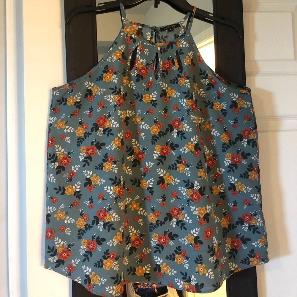 Stitch Fix exclusive - Floral halter style tank 🌺